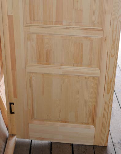 Деревянные двери с петлями и коробкой